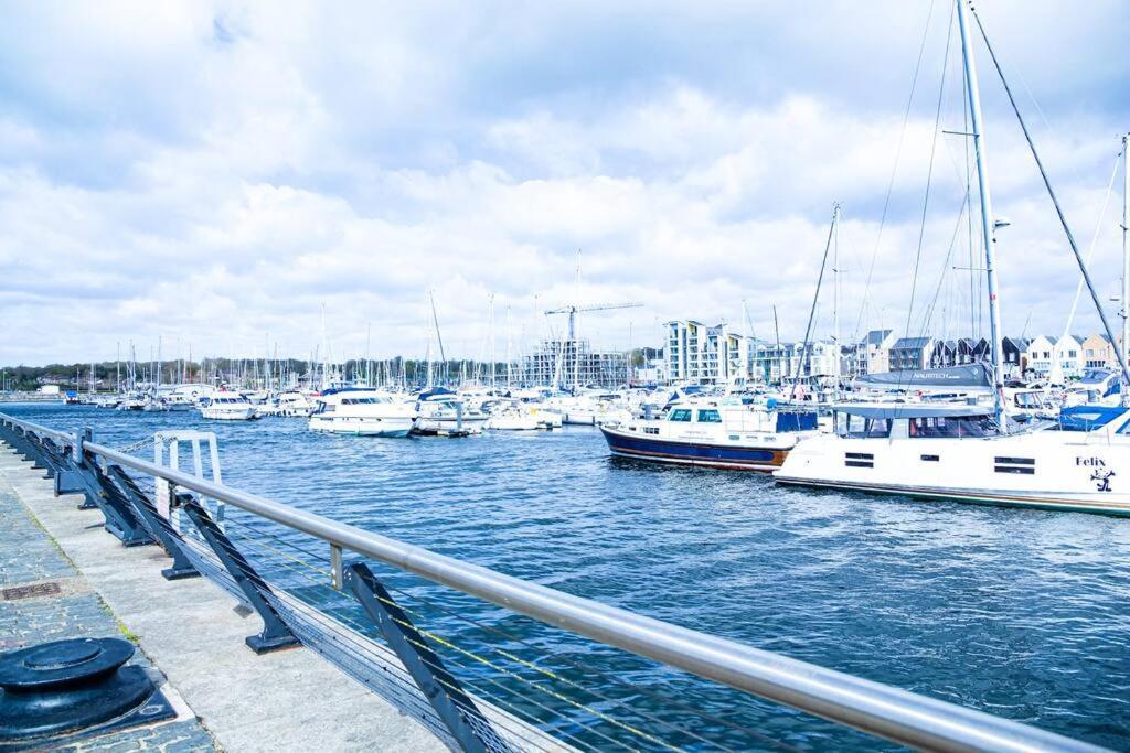 A Luxury 2 Bedroom Apartment With 2 Free Parking Chatham  Extérieur photo