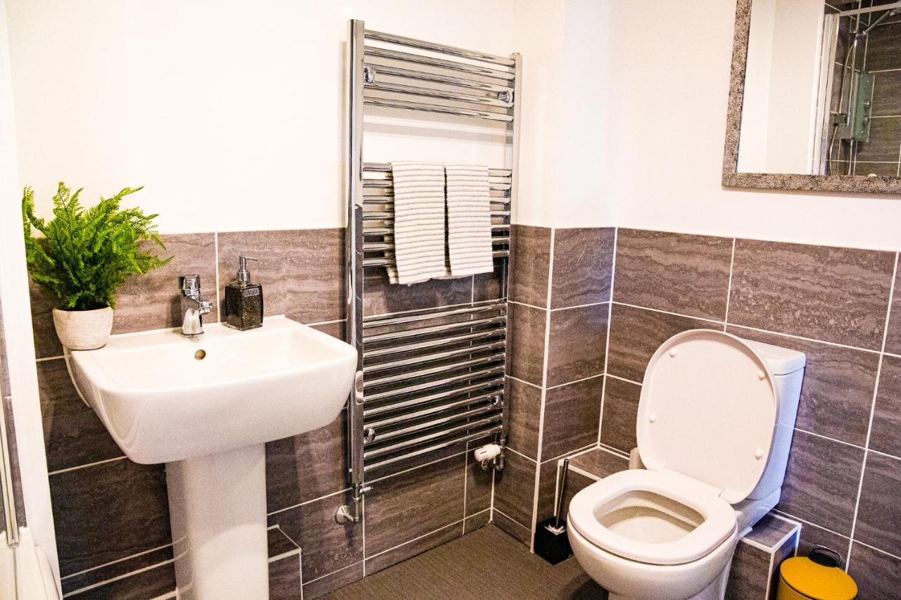 A Luxury 2 Bedroom Apartment With 2 Free Parking Chatham  Extérieur photo