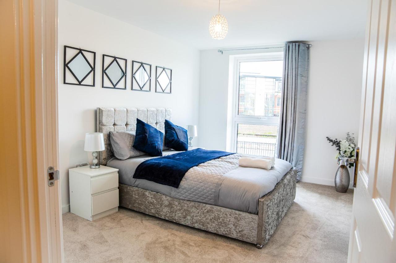 A Luxury 2 Bedroom Apartment With 2 Free Parking Chatham  Extérieur photo