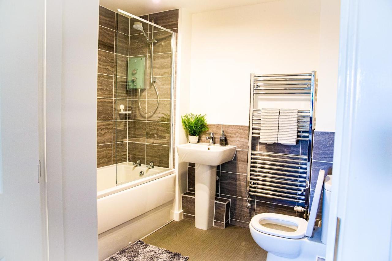 A Luxury 2 Bedroom Apartment With 2 Free Parking Chatham  Extérieur photo