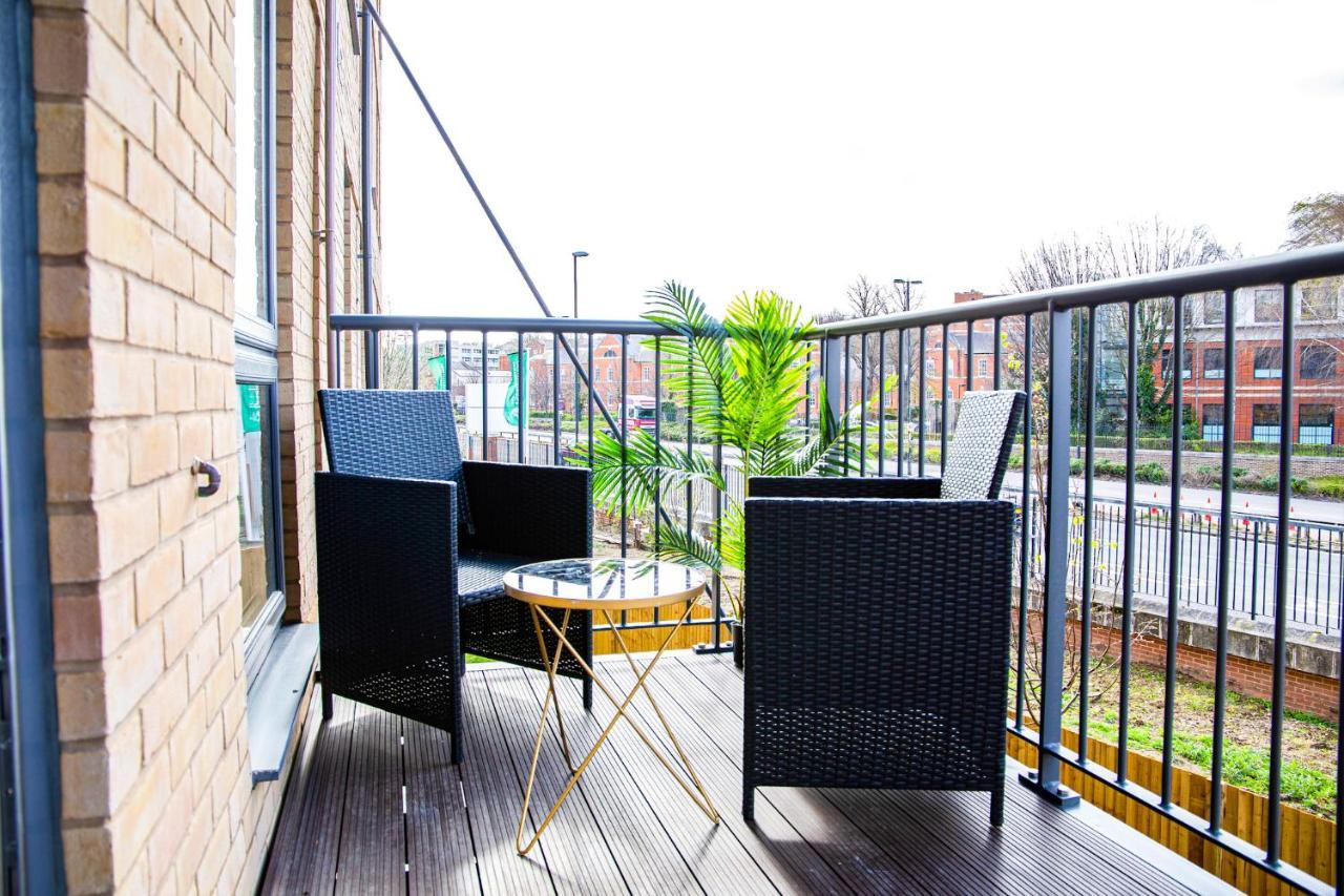 A Luxury 2 Bedroom Apartment With 2 Free Parking Chatham  Extérieur photo